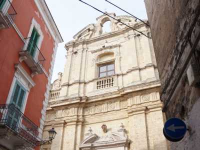 L�edificio si presenta con la splendida facciata tripartita, arricchita da triglifi, metope e ornamenti curvilinei 
